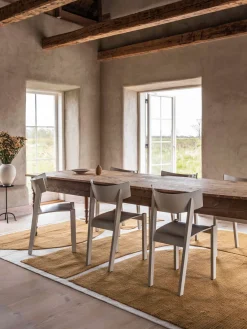 Layered Alfombra artesanal de lana de pelo corto Gotland