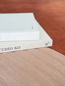 Layered Alfombra artesanal de pelo largo de lana Follow The Trace