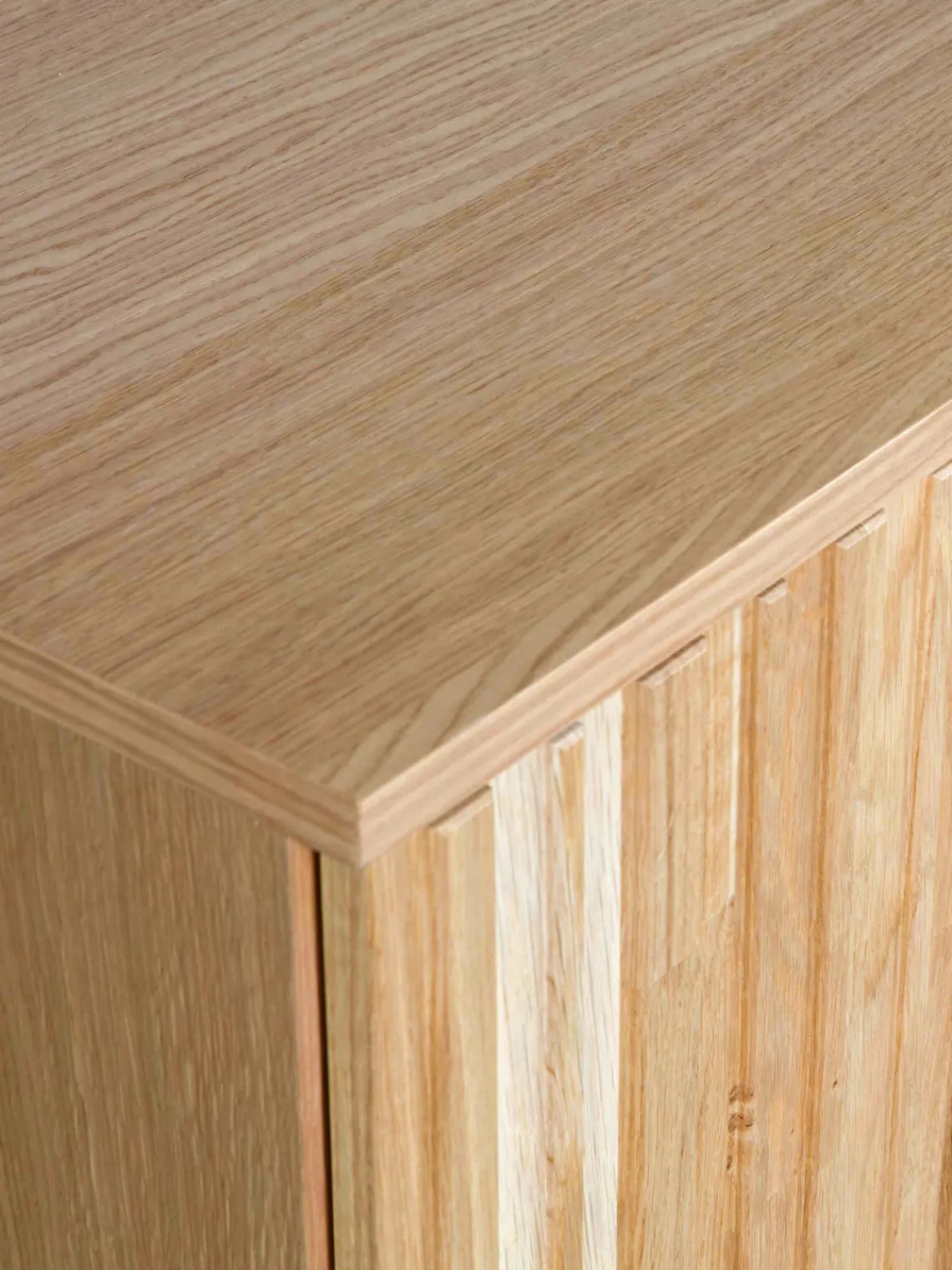 Aparador de con frente acanalado Avourio