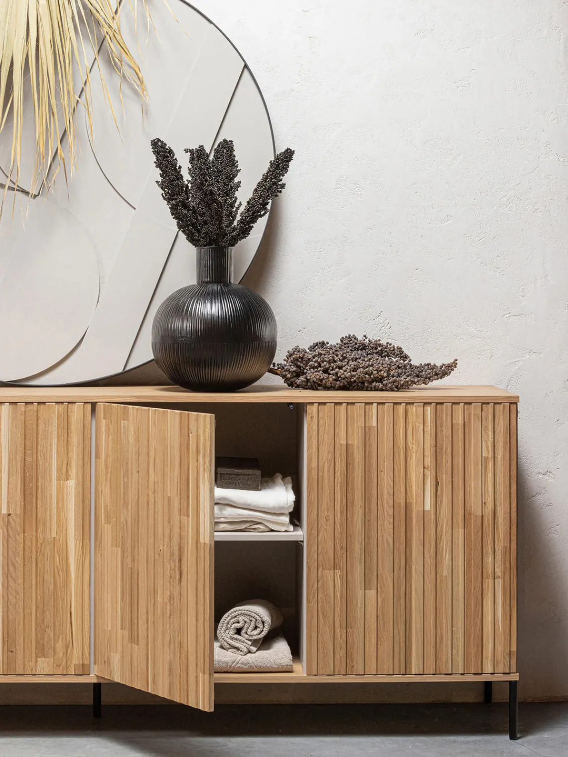 Aparador de con frente acanalado Avourio