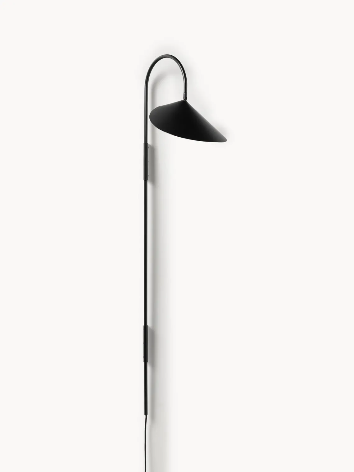 Ferm Living Aplique grande ajustable con enchufe Arum
