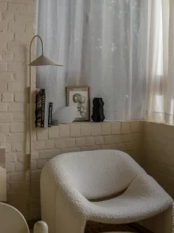 Ferm Living Aplique grande ajustable con enchufe Arum