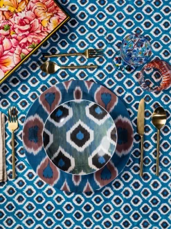 Les Ottomans Bajoplato artesanal de porcelana Ikat