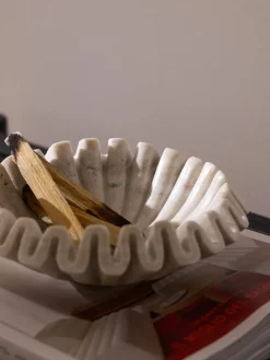 Westwing Collection Bol decorativo artesanal de mármol Santorini, Ø 18 cm