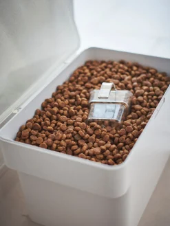 Yamazaki Caja para comida de mascotas con taza medidora Tower, 2 pzas.