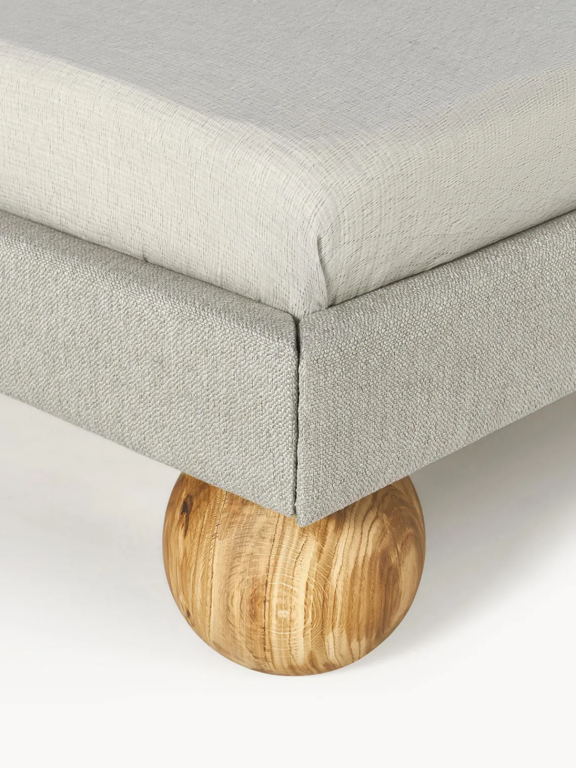 Westwing Collection Cama tapizada con patas esfericas de madera Rena