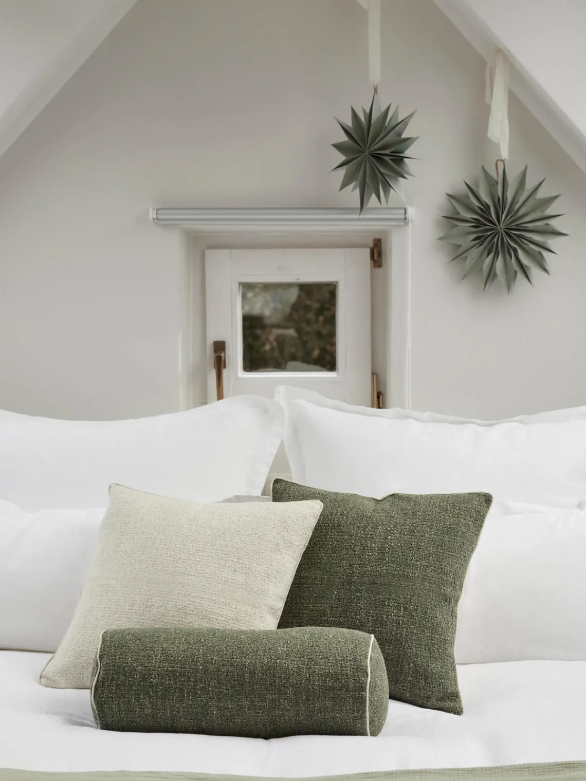 Westwing Collection Cojín rulo en tejido bouclé con ribete Aya