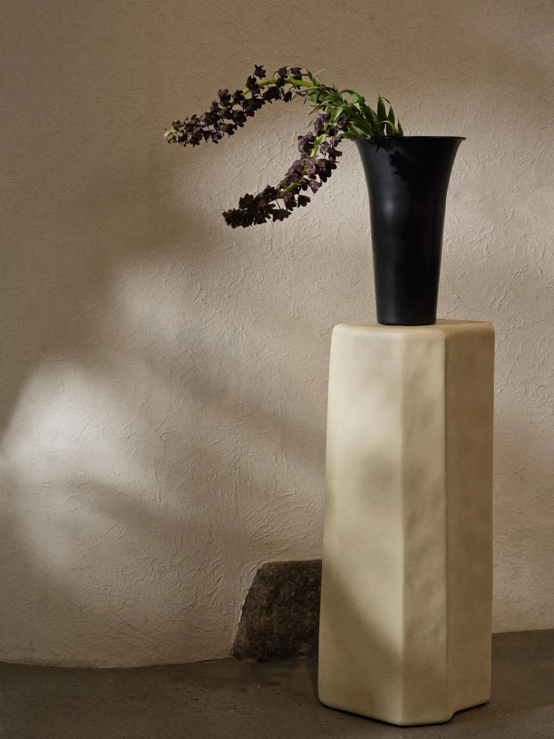 Ferm Living Columna decorativa de hormigón Staffa