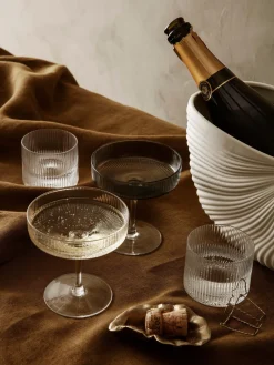Ferm Living Copas de champán sopladas con relieves Ripple^ Copas De Champagne|Vajillas Completas