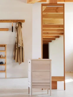 Form & Refine Espejo de pie de madera de roble A Line