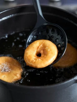 Staub Espumadera con madera de acacia Cook