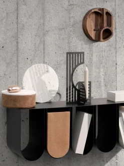 Kristina Dam Estante de pared de metal Curved
