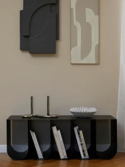 Kristina Dam Estante de pared de metal Curved