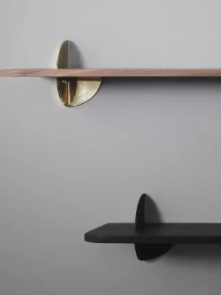 AYTM Estantería de pared de madera de nogal Aedes