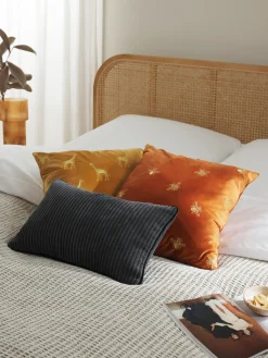 Westwing Collection Funda de cojín bordada de terciopelo Nora