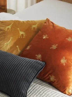 Westwing Collection Funda de cojín bordada de terciopelo Nora