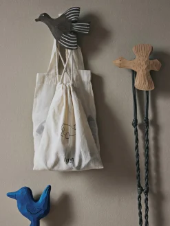 Ferm Living Kids Gancho de pared artesanal de madera de álamo Anton aus Espenholz