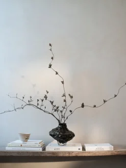 Hein Studio Jarrón de vidrio soplado Canyon, 23 cm