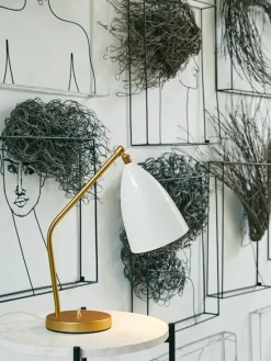 GUBI Lámpara de mesa Gräshoppa