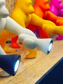 Qeeboo Lámpara de mesa LED con pantalla ajustable Kong