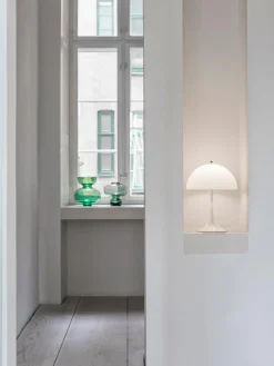 Louis Poulsen Lámpara de mesa LED Panthella 250, diseño Verner Panton