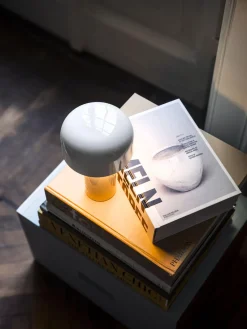 Flos Lámpara de mesa LED pequeña regulable Bellhop, portátil