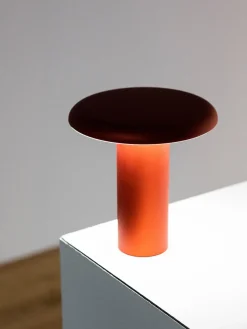 Artemide Lámpara de mesa pequeña LED regulable Takku, portátil
