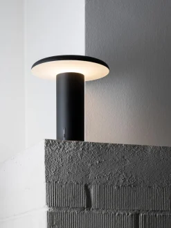 Artemide Lámpara de mesa pequeña LED regulable Takku, portátil