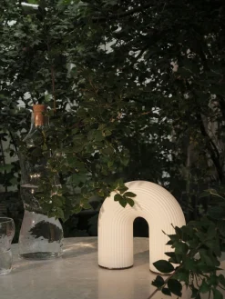 Ferm Living Lámpara de mesa pequeña LED regulable con estructura acanalada, portátil^ Lámparas De Mesa|Lámparas De Techo