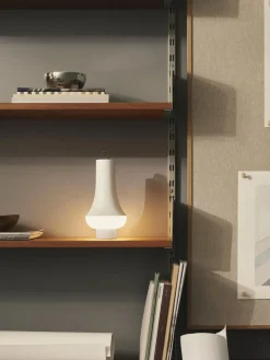 Louis Poulsen Lámpara de mesa pequeña LED regulable Tomoshi, portátil