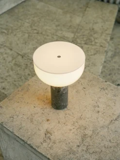 New Works Lámpara de mesa pequeña móvil de mármol Kizu, regulable^ Lámparas De Mesa|Lámparas De Techo