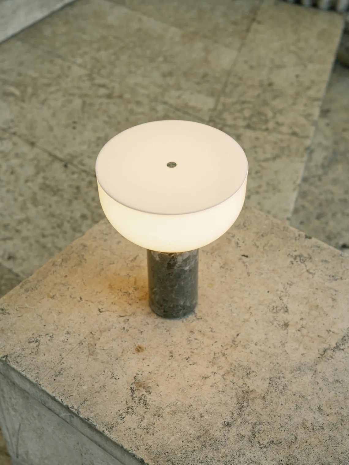 New Works Lámpara de mesa pequeña móvil de mármol Kizu, regulable^ Lámparas De Mesa|Lámparas De Techo