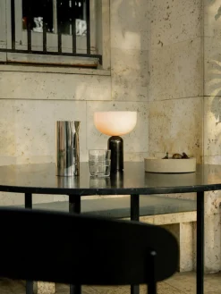 New Works Lámpara de mesa pequeña móvil de mármol Kizu, regulable^ Lámparas De Mesa|Lámparas De Techo