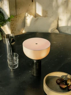 New Works Lámpara de mesa pequeña móvil de mármol Kizu, regulable^ Lámparas De Mesa|Lámparas De Techo