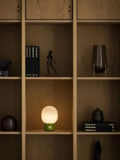 Audo Copenhagen Lámpara de mesa pequeña regulable con puerto USB JWDA