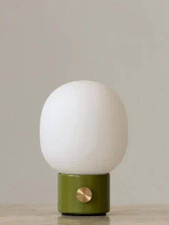 Audo Copenhagen Lámpara de mesa pequeña regulable con puerto USB JWDA