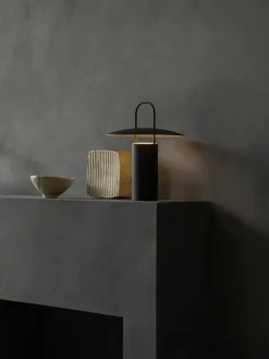 Audo Copenhagen Lámpara de mesa regulable LED Ray, con puerto USB