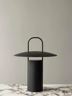 Audo Copenhagen Lámpara de mesa regulable LED Ray, con puerto USB