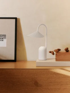 Ferm Living Lámpara LED de mesa pequeña regulable Arum, portátil
