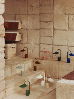 Ferm Living Lámpara LED de mesa pequeña regulable Arum, portátil