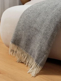 Manta de lana con estampado de espiga y flecos Tirol-Mona^ Mantas