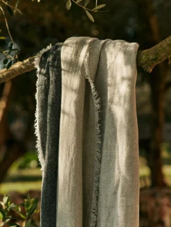 Ferm Living Manta de lino artesanal con flecos Pila