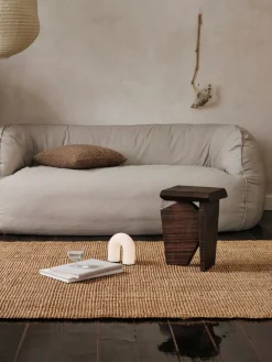 Ferm Living Mesa auxiliar artesanal de madera de mango Silva