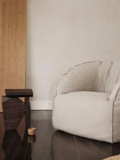 Ferm Living Mesa auxiliar artesanal de madera de mango Silva