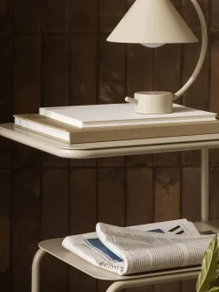 Ferm Living Mesa auxiliar con estantes adicionales Level^ Mesas Auxiliares