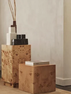 Ferm Living Mesa auxiliar de madera de nudo Burl Cube