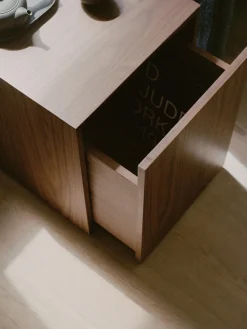 New Works Mesa auxiliar de madera Mass^ Mesas Auxiliares