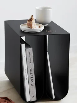 Kristina Dam Mesa auxiliar de metal Curved^ Mesas Auxiliares