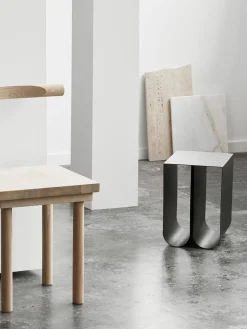 Kristina Dam Mesa auxiliar de metal Curved^ Mesas Auxiliares