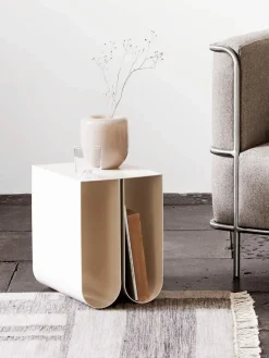 Kristina Dam Mesa auxiliar de metal Curved